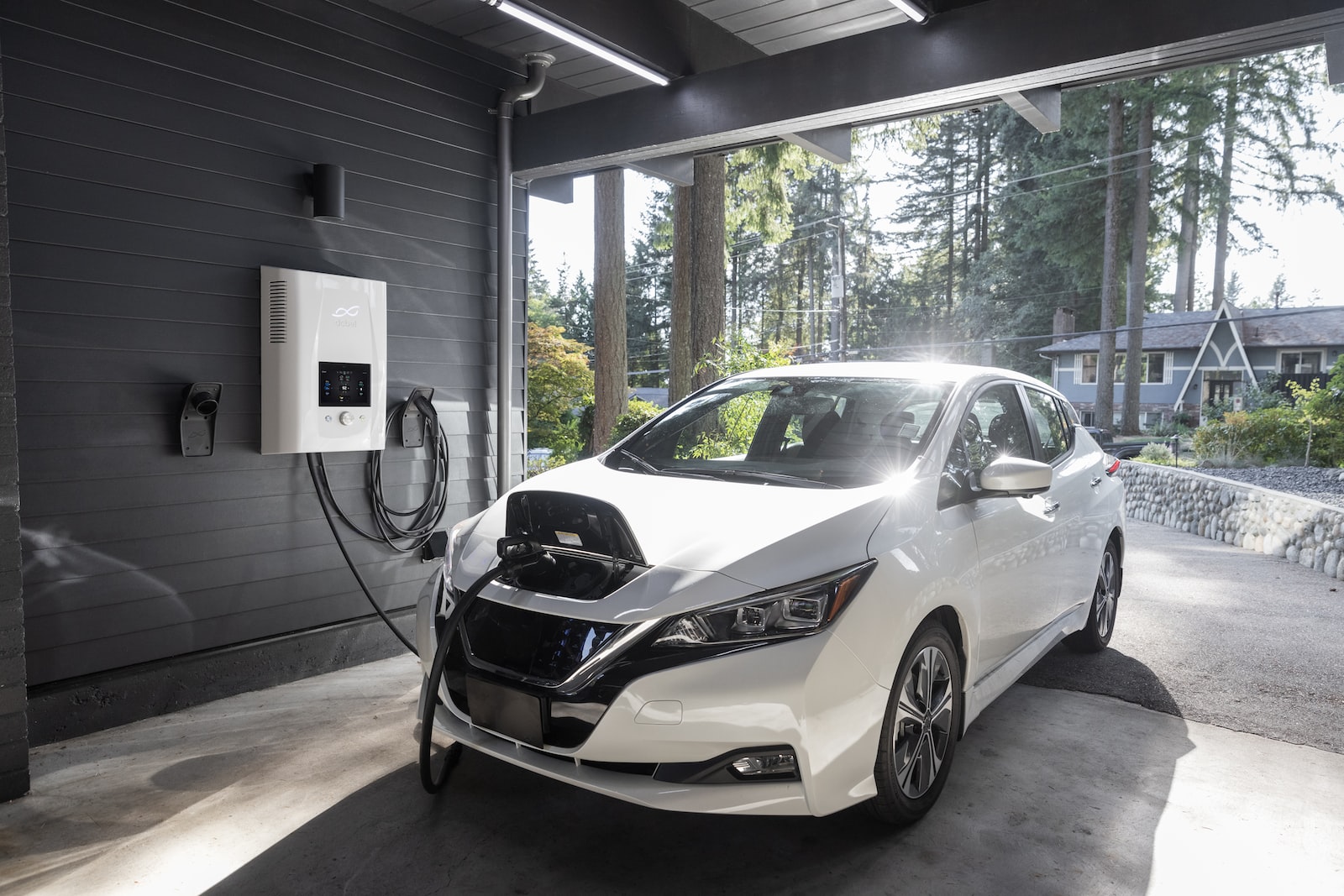 Exploring the Different Types of Batteries Used in Electric Cars: Advantages and Disadvantages